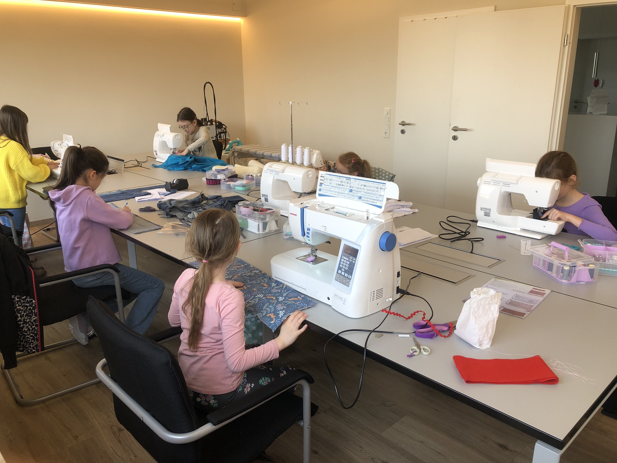 Kursraum mit Kindern