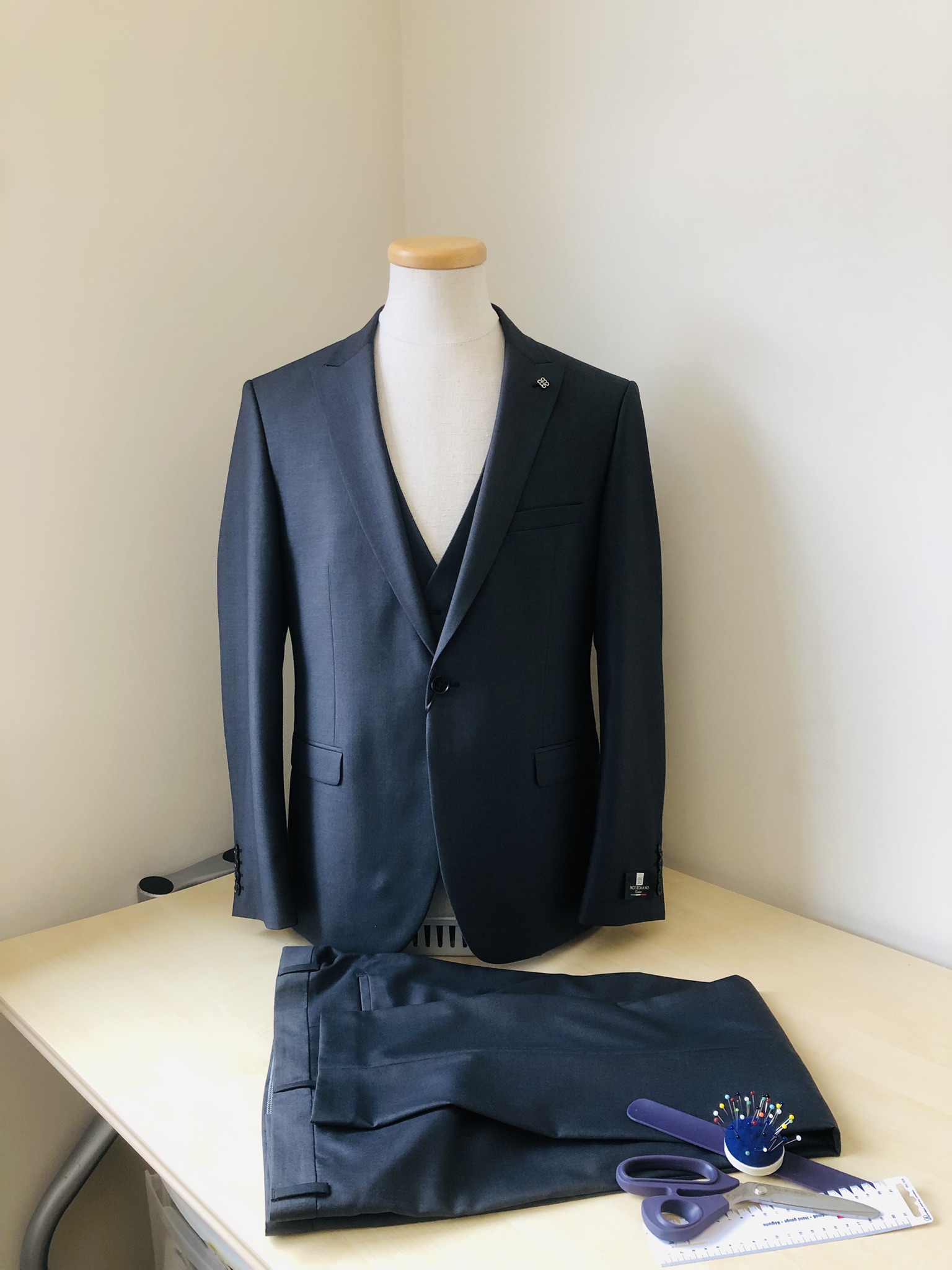 Jacket auf Büste und Hose