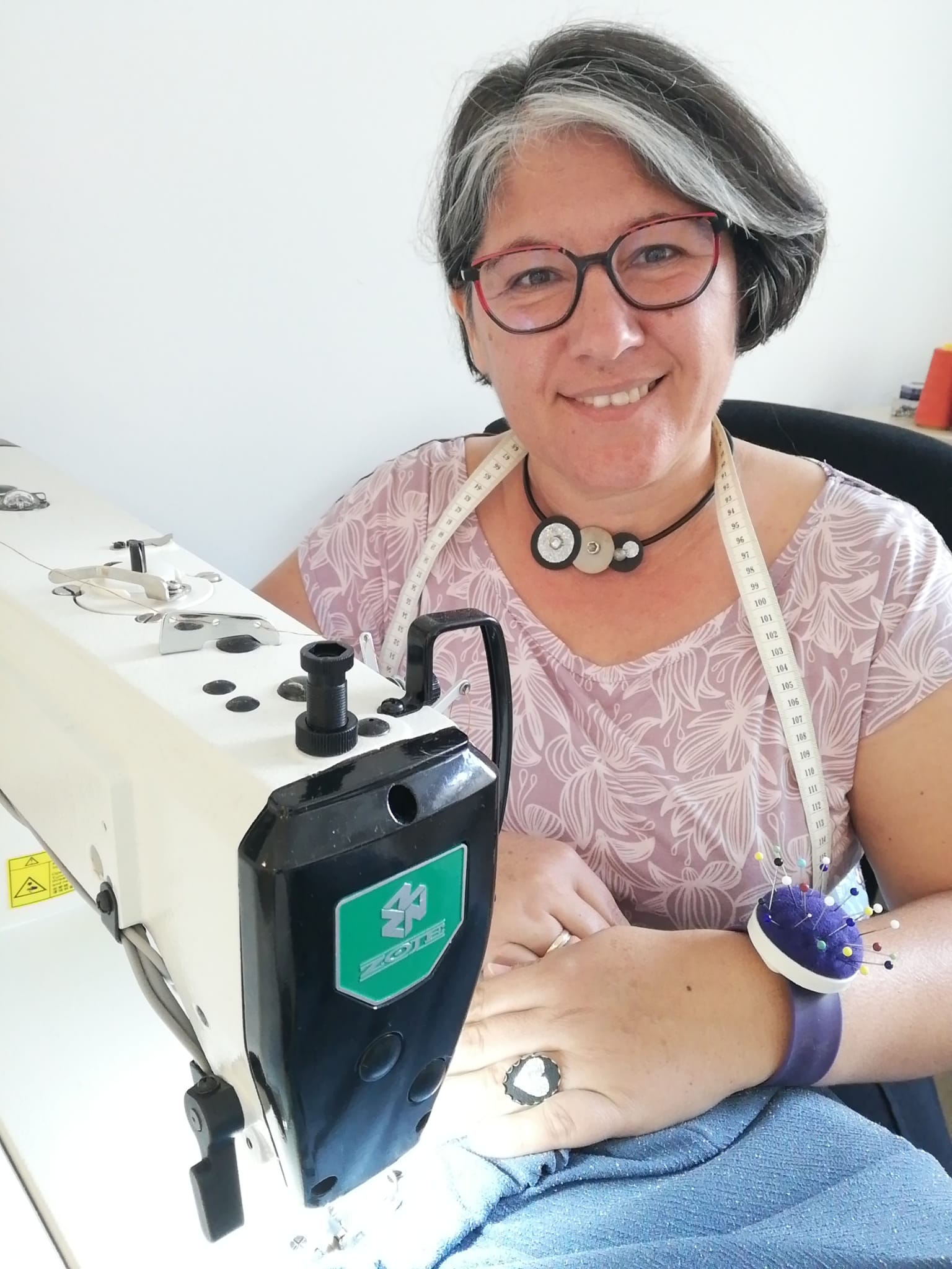 Sandra an der Industrienähmaschine